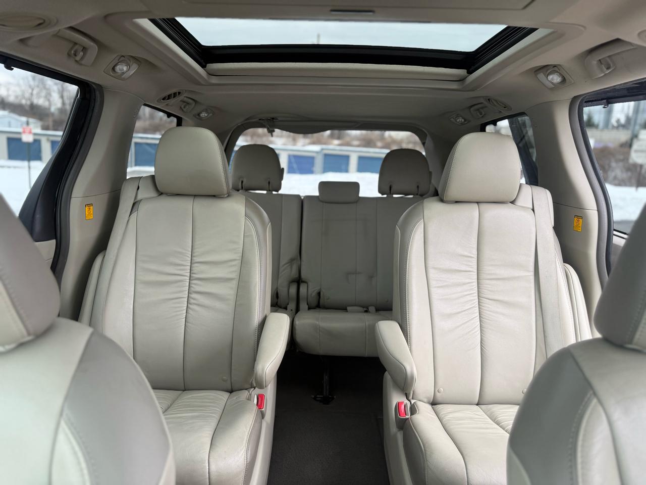 Toyota Sienna Limited 7-Pass V6 2011