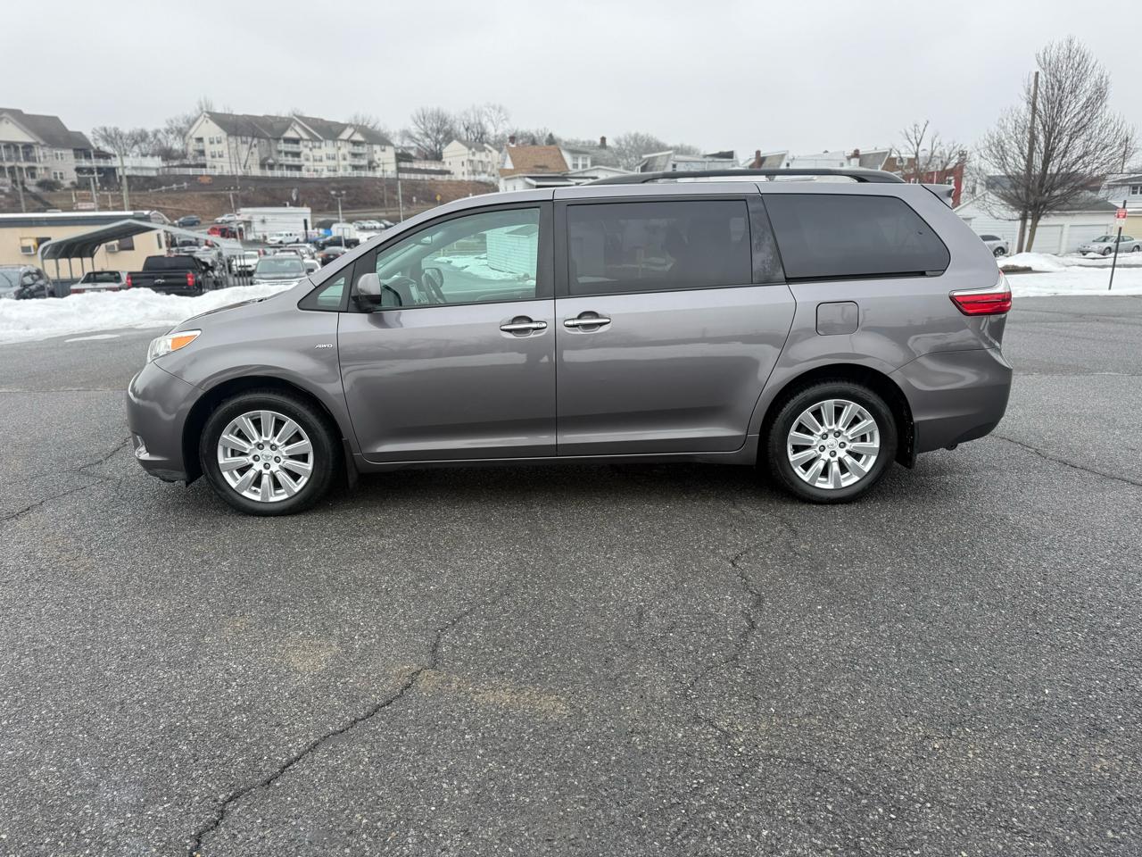 Toyota Sienna XLE 7-Passenger AWD 2017