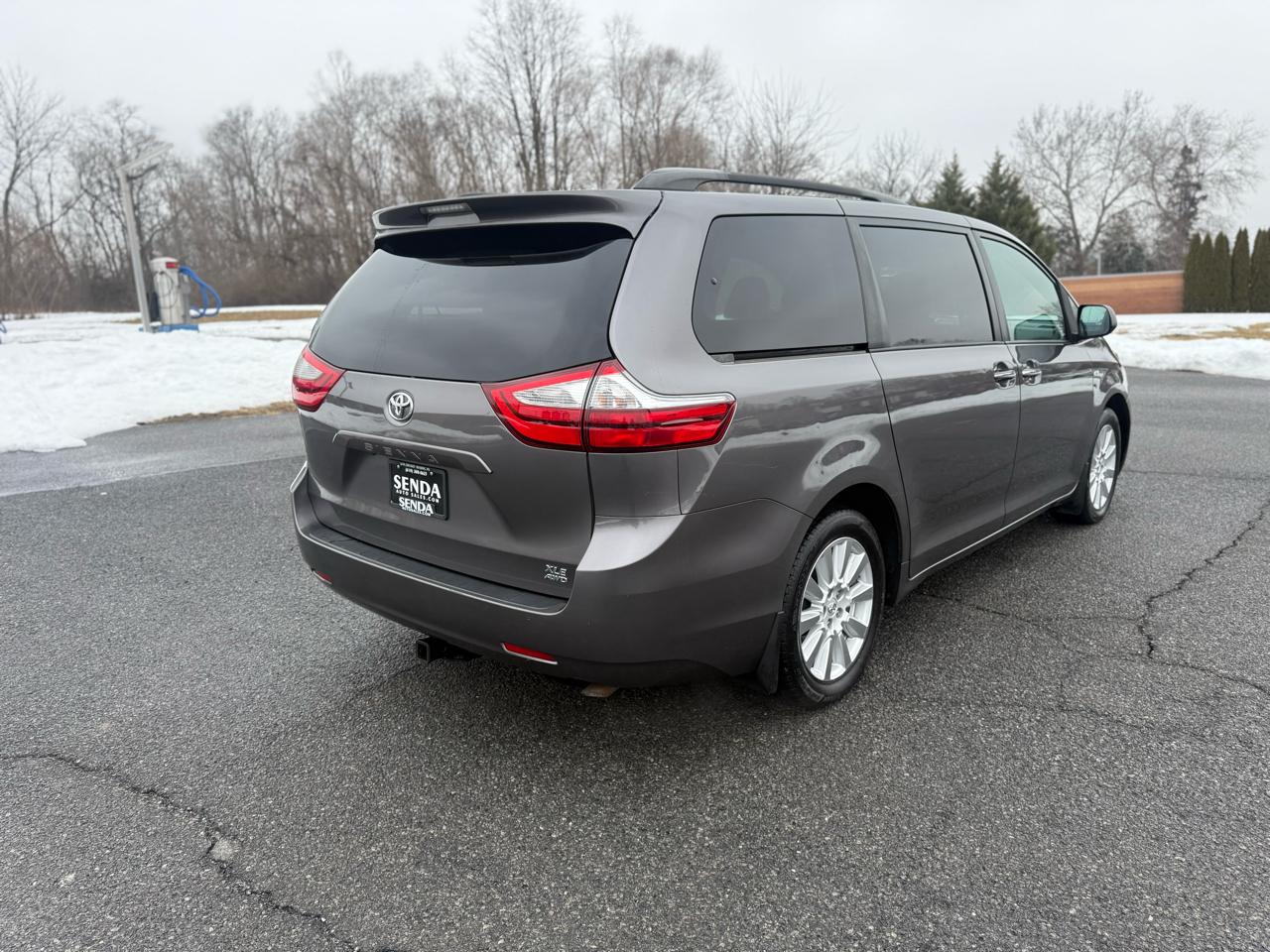 Toyota Sienna XLE 7-Passenger AWD 2017