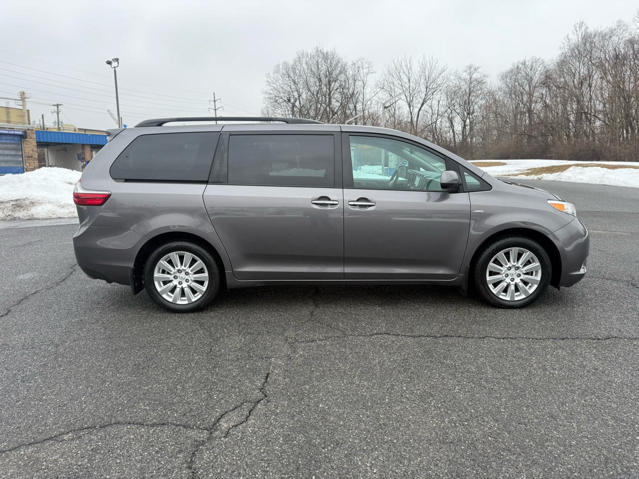 Toyota Sienna XLE 7-Passenger AWD 2017