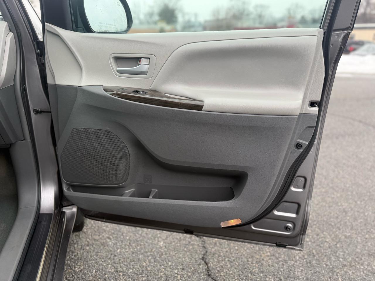 Toyota Sienna XLE 7-Passenger AWD 2017