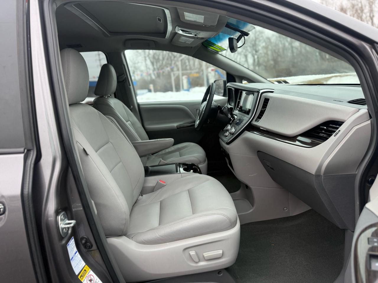 Toyota Sienna XLE 7-Passenger AWD 2017