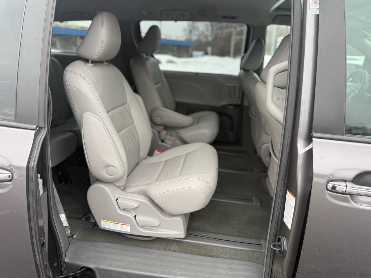 Toyota Sienna XLE 7-Passenger AWD 2017