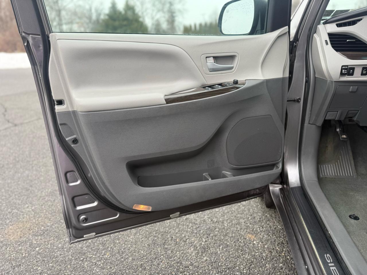 Toyota Sienna XLE 7-Passenger AWD 2017