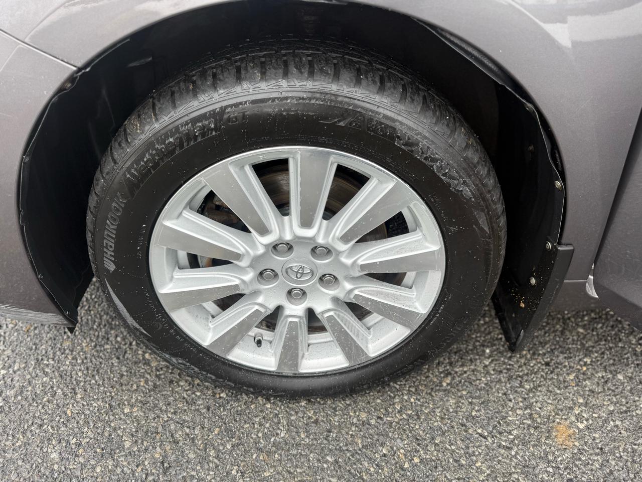 Toyota Sienna XLE 7-Passenger AWD 2017