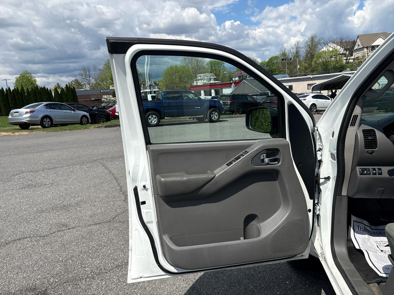 Nissan Frontier SV Crew Cab 5AT 4WD 2014