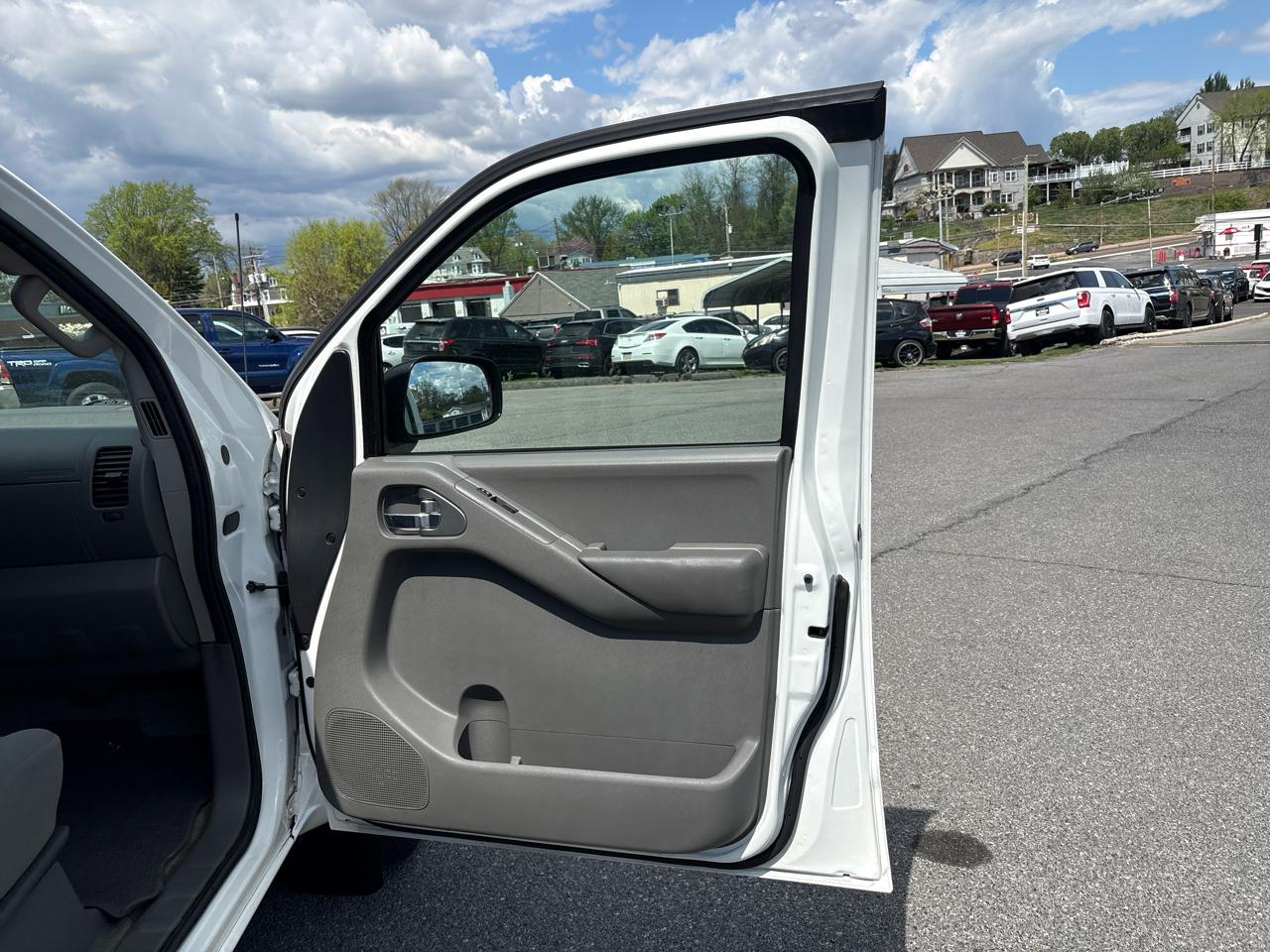Nissan Frontier SV Crew Cab 5AT 4WD 2014