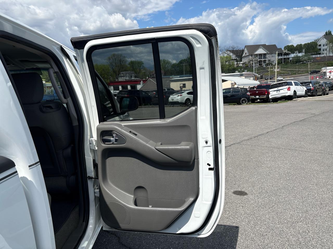Nissan Frontier SV Crew Cab 5AT 4WD 2014