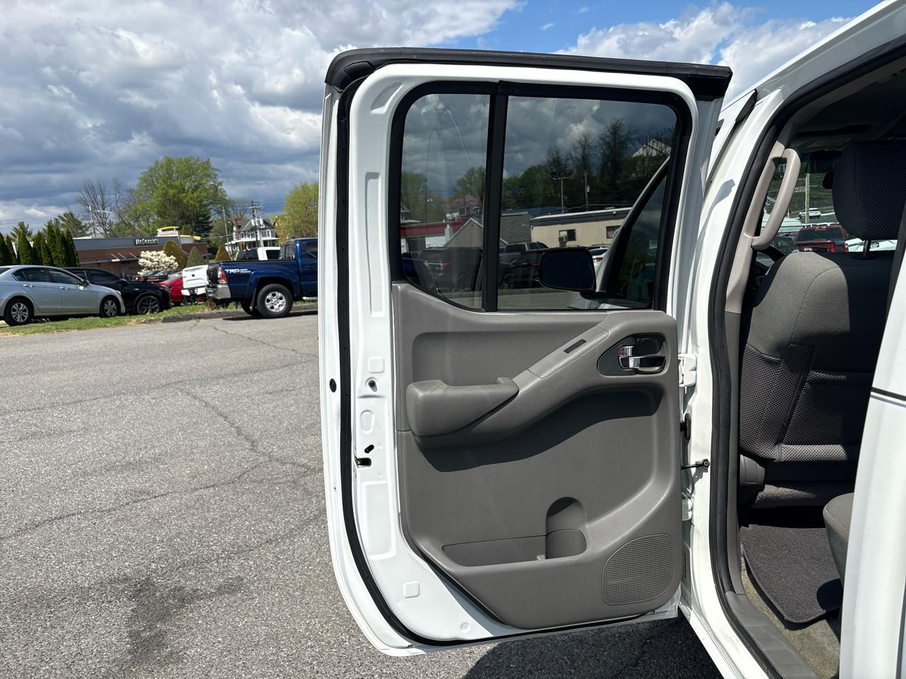 Nissan Frontier SV Crew Cab 5AT 4WD 2014