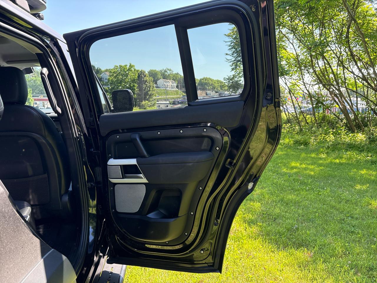 Land Rover Defender 130 SE 2023