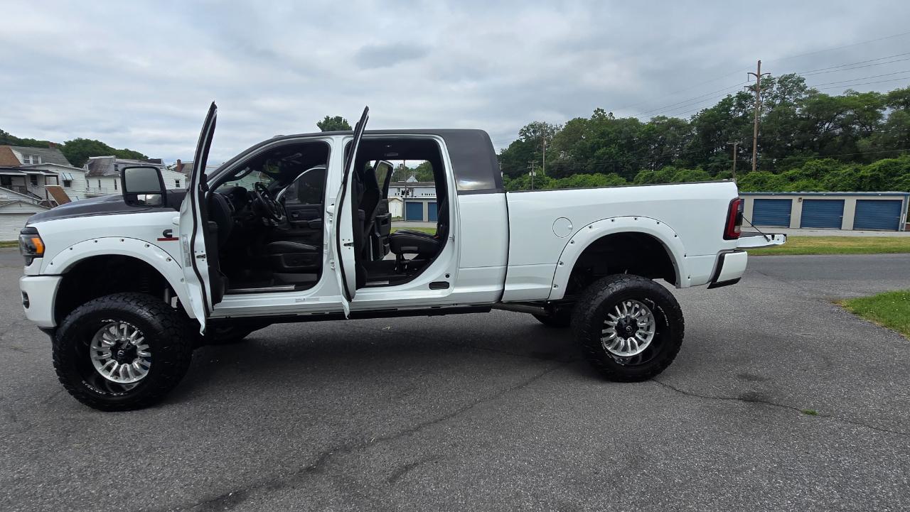 RAM 3500 Limited Mega Cab 4WD 2024