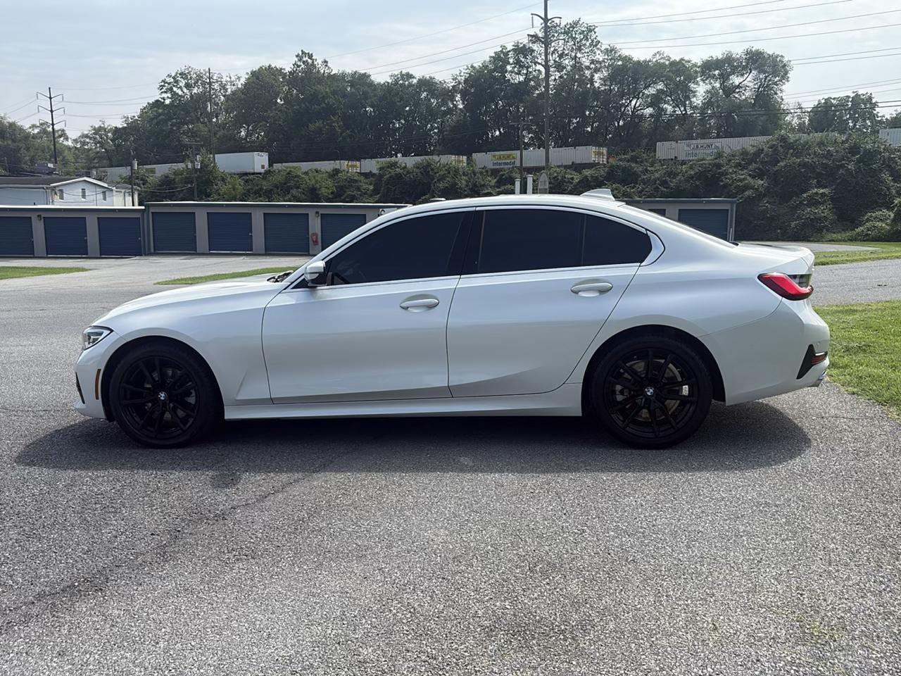 BMW 330i photo 8