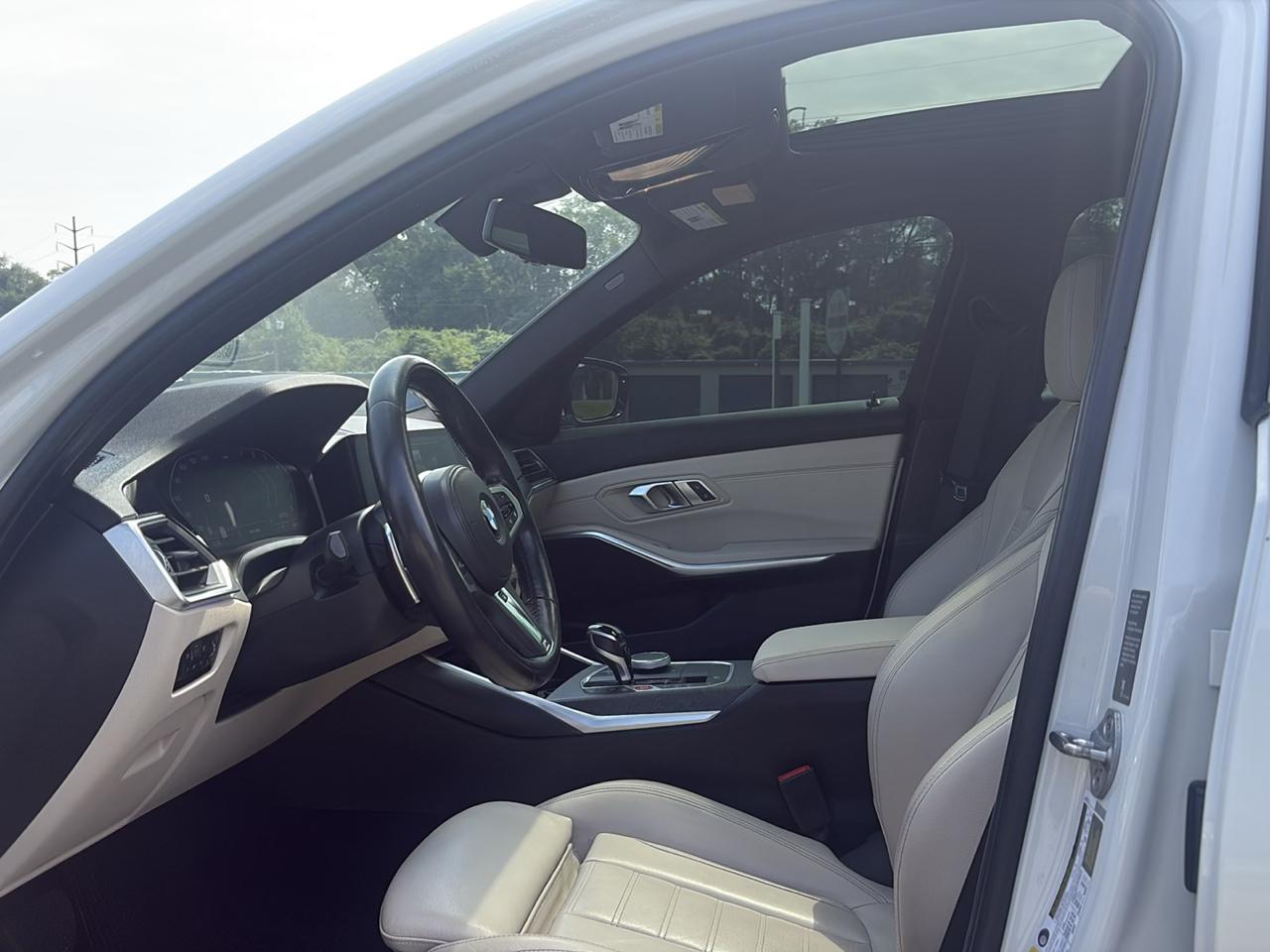 BMW 330i photo 13