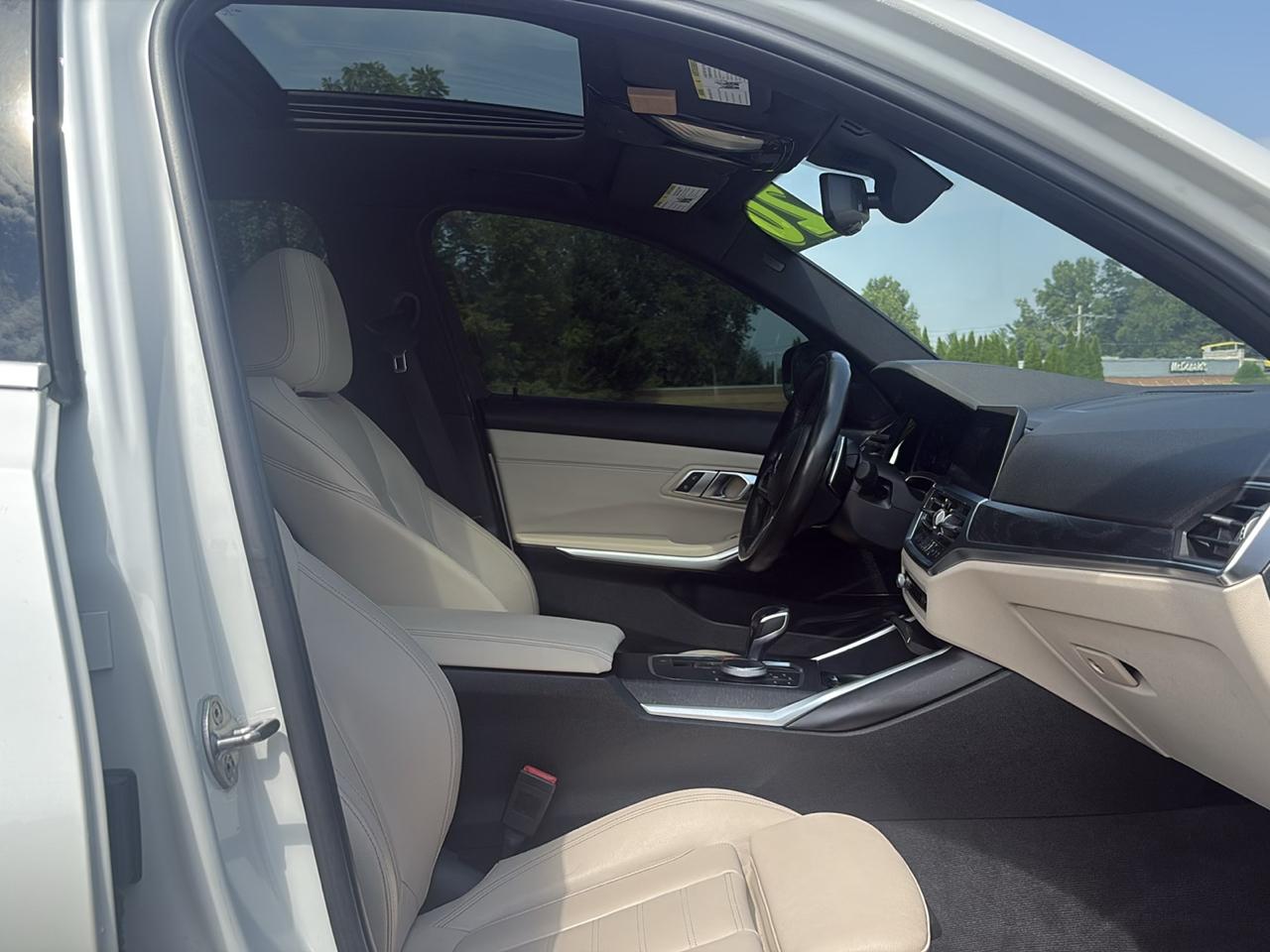 BMW 330i photo 14