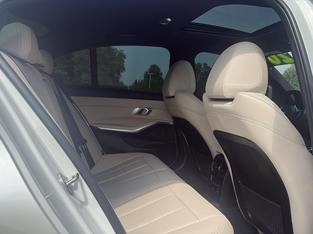 BMW 330i photo 15