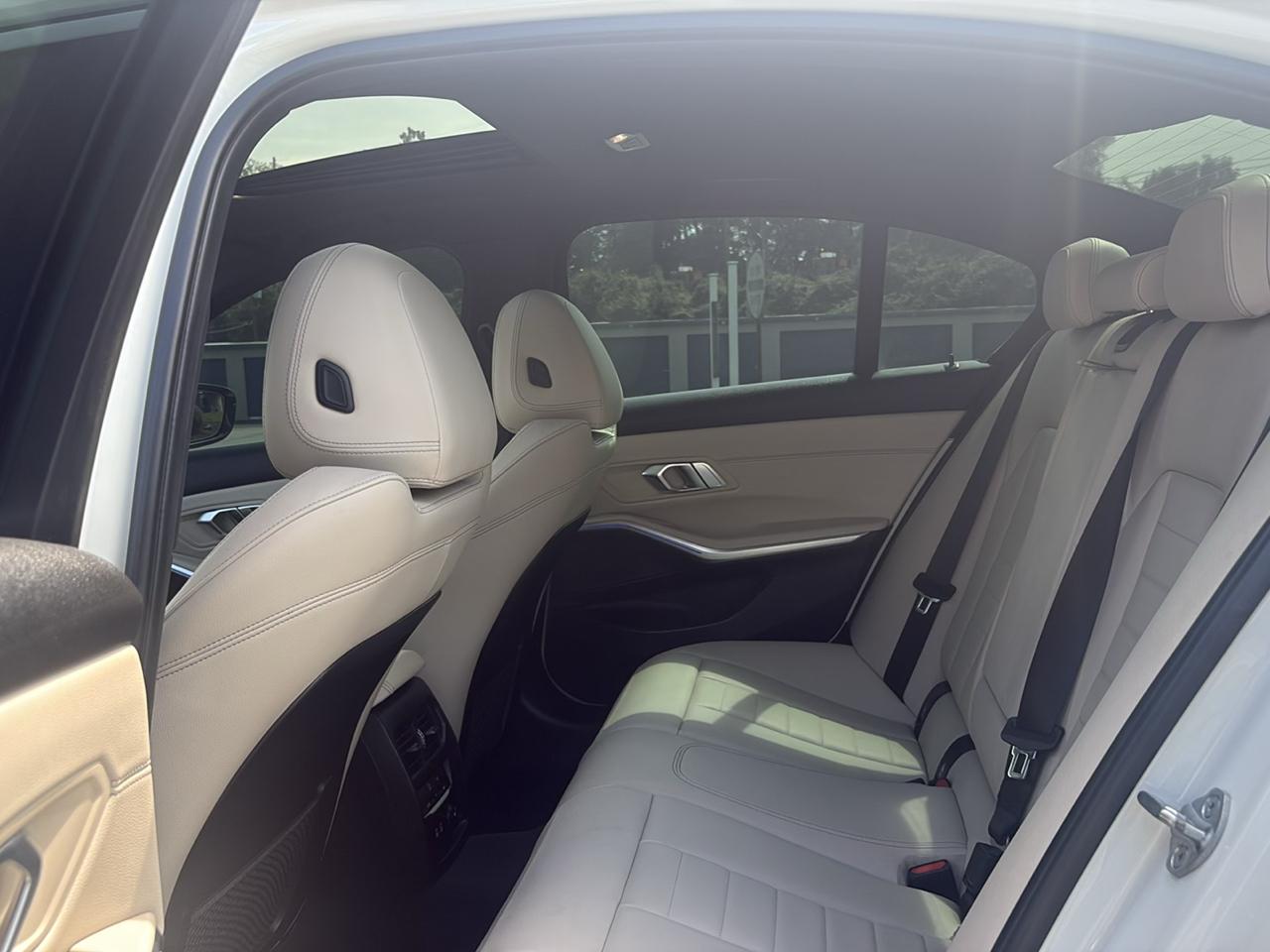 BMW 330i photo 16