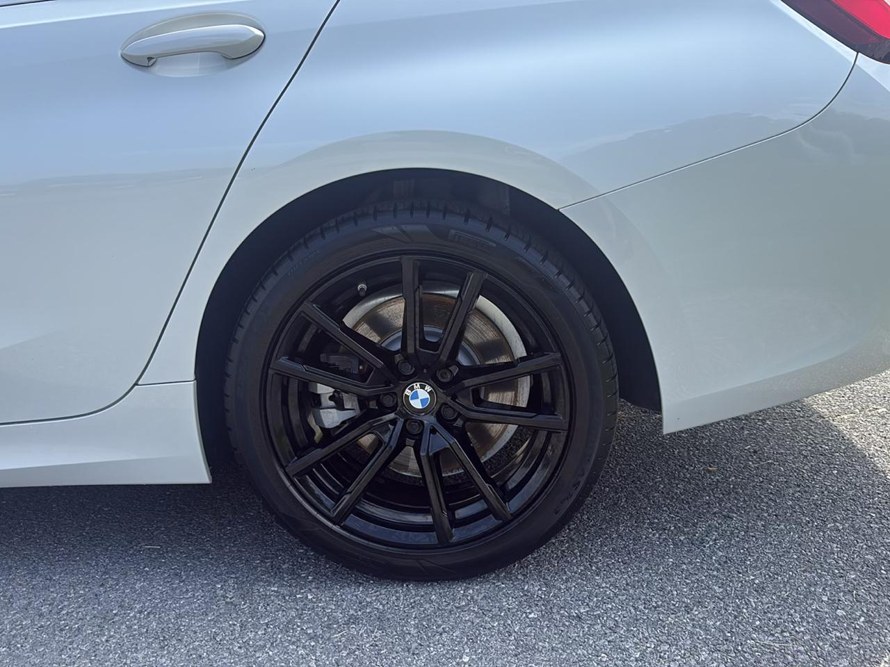 BMW 330i photo 24