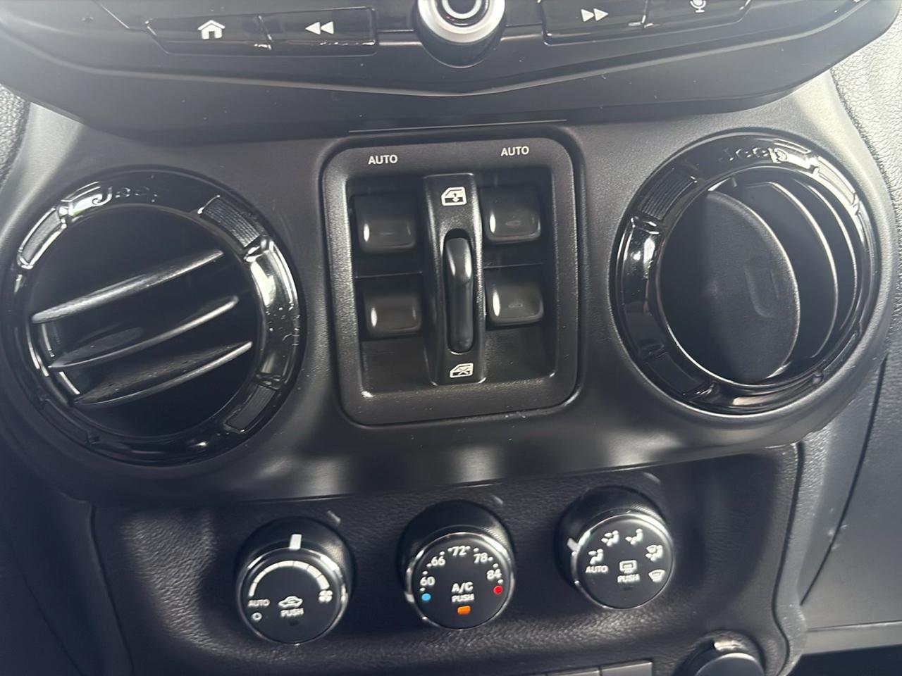 Jeep Wrangler photo 22
