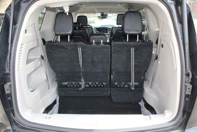 Chrysler Pacifica Touring L FWD 2023