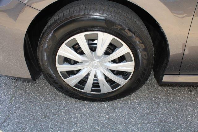 Toyota Camry Hybrid LE CVT (Natl) 2022