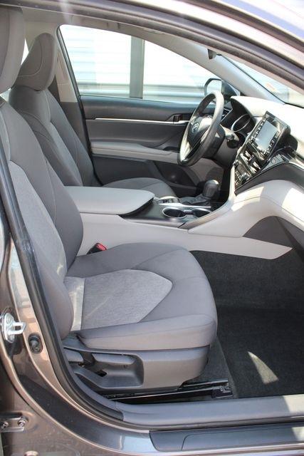 Toyota Camry Hybrid LE CVT (Natl) 2022