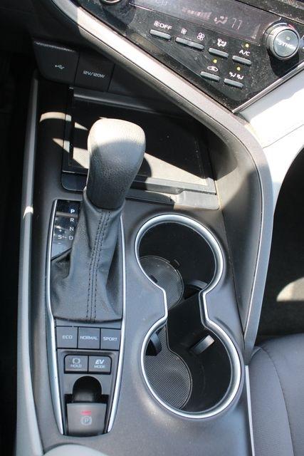 Toyota Camry Hybrid LE CVT (Natl) 2022