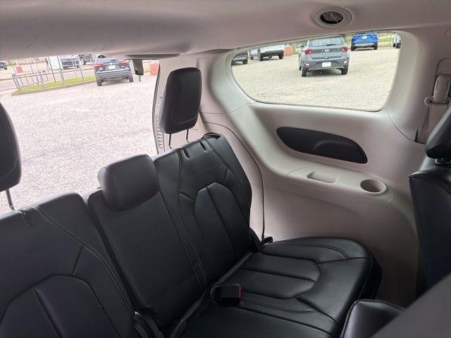 Chrysler Pacifica Hybrid Touring L FWD 2023
