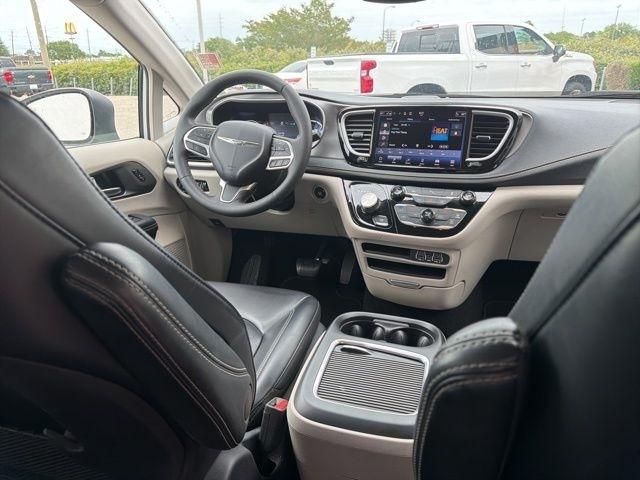 Chrysler Pacifica Hybrid Touring L FWD 2023