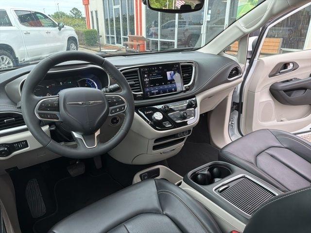 Chrysler Pacifica Hybrid Touring L FWD 2023