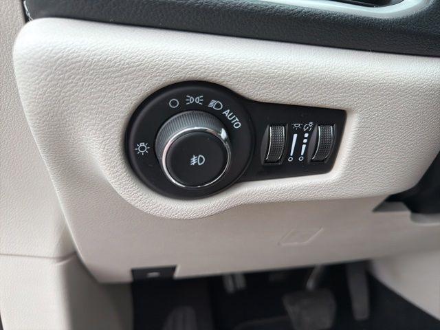 Chrysler Pacifica Hybrid Touring L FWD 2023