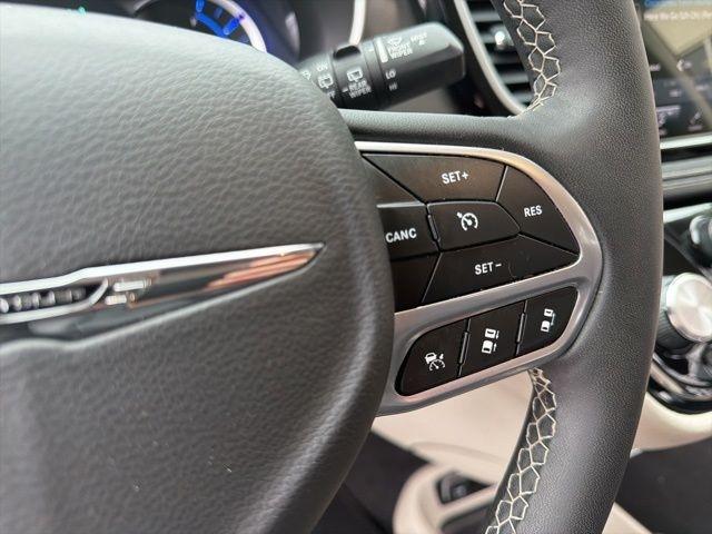 Chrysler Pacifica Hybrid Touring L FWD 2023
