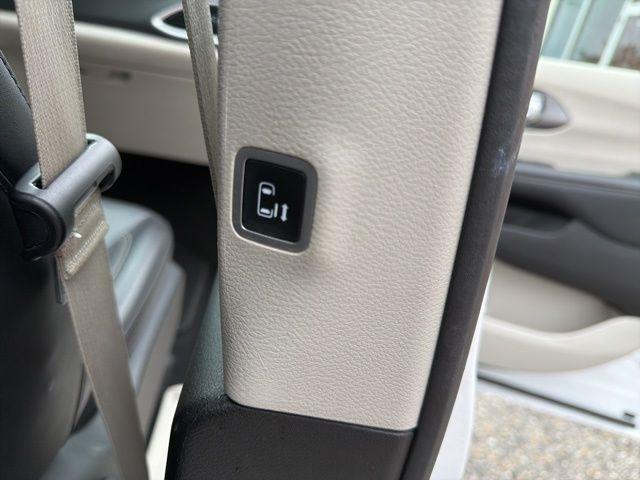 Chrysler Pacifica Hybrid Touring L FWD 2023