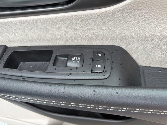 Chrysler Pacifica Hybrid Touring L FWD 2023