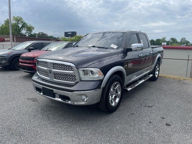 RAM 1500 4WD Crew Cab 140.5" Laramie 2015