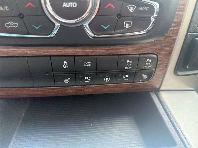 RAM 1500 4WD Crew Cab 140.5" Laramie 2015