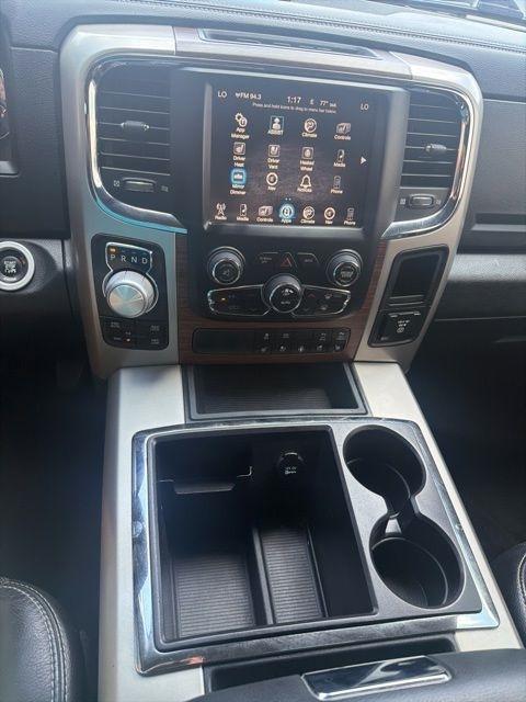 RAM 1500 4WD Crew Cab 140.5" Laramie 2015
