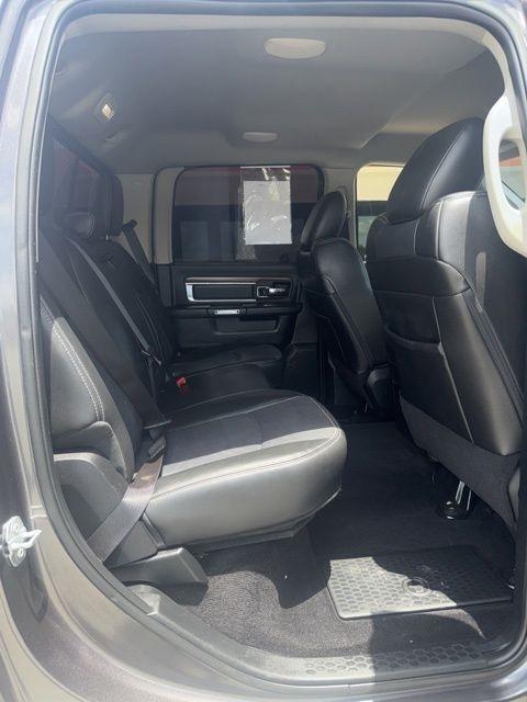 RAM 1500 4WD Crew Cab 140.5" Laramie 2015