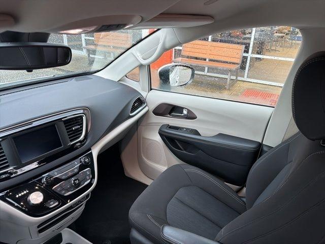 Chrysler Voyager LX FWD 2023