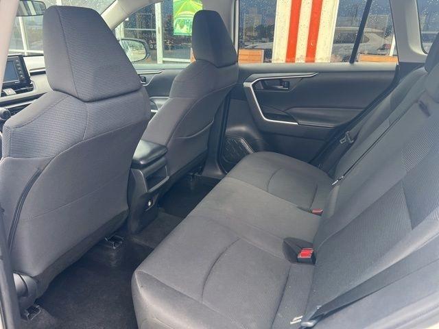 Toyota RAV4 LE FWD (Natl) 2021