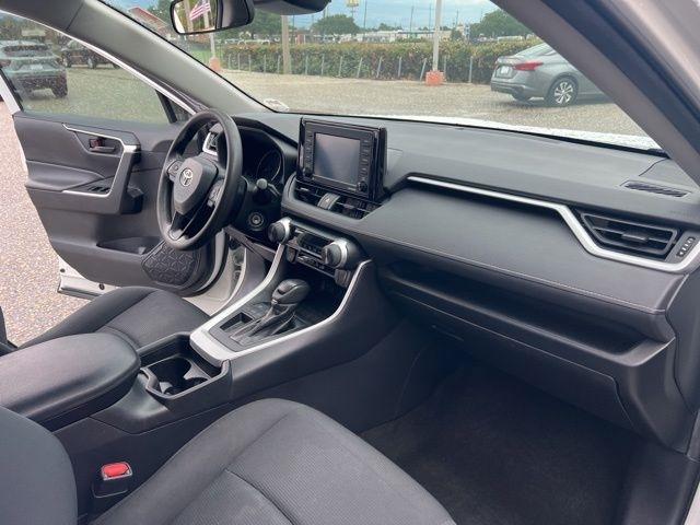 Toyota RAV4 LE FWD (Natl) 2021