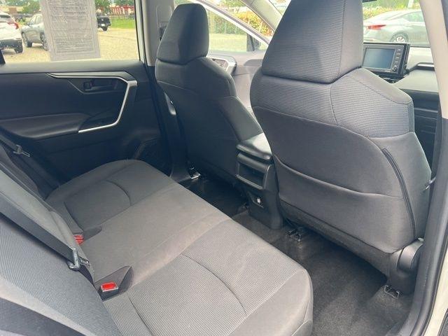 Toyota RAV4 LE FWD (Natl) 2021