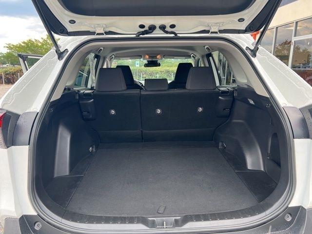 Toyota RAV4 LE FWD (Natl) 2021