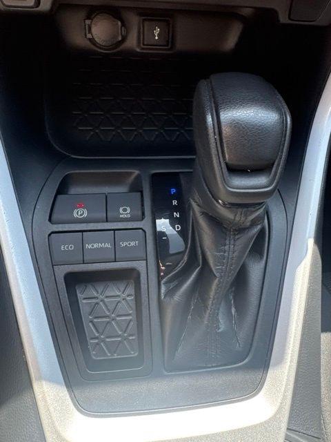 Toyota RAV4 LE FWD (Natl) 2021
