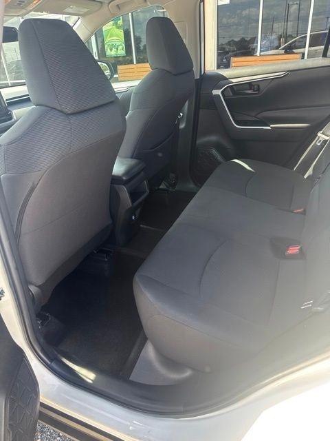 Toyota RAV4 LE FWD (Natl) 2021