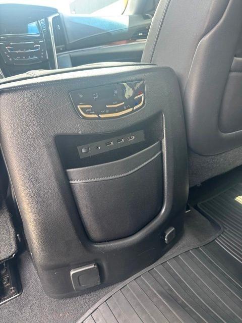 Cadillac Escalade ESV 4WD 4dr Luxury 2018