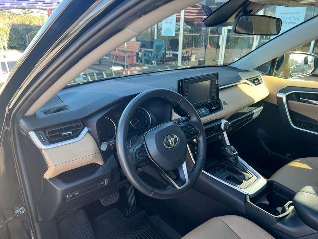 Toyota RAV4 XLE Premium FWD (Natl) 2021