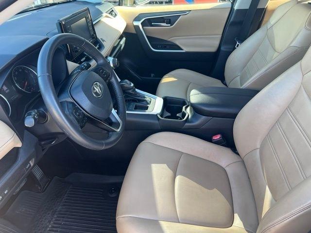 Toyota RAV4 XLE Premium FWD (Natl) 2021