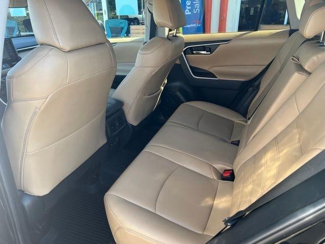 Toyota RAV4 XLE Premium FWD (Natl) 2021