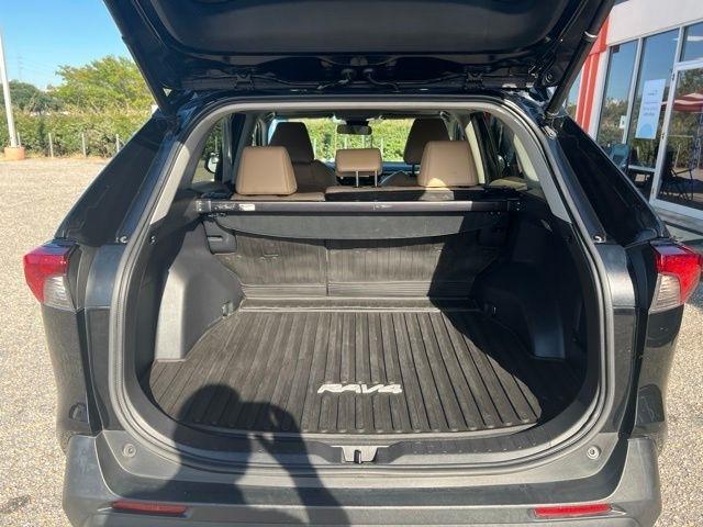 Toyota RAV4 XLE Premium FWD (Natl) 2021