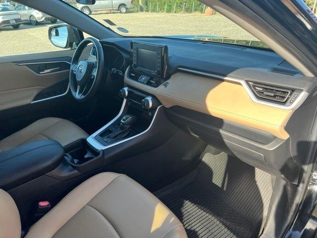 Toyota RAV4 XLE Premium FWD (Natl) 2021